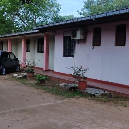 Isuruma Rest Kataragama Bagian luar foto