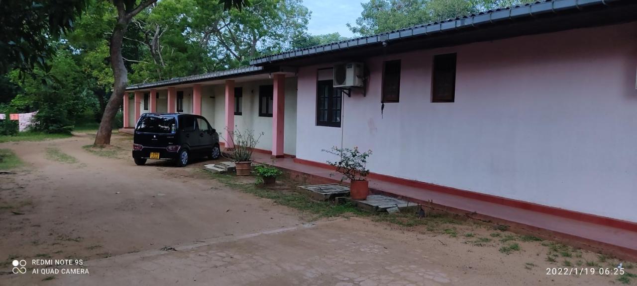 Isuruma Rest Kataragama Bagian luar foto