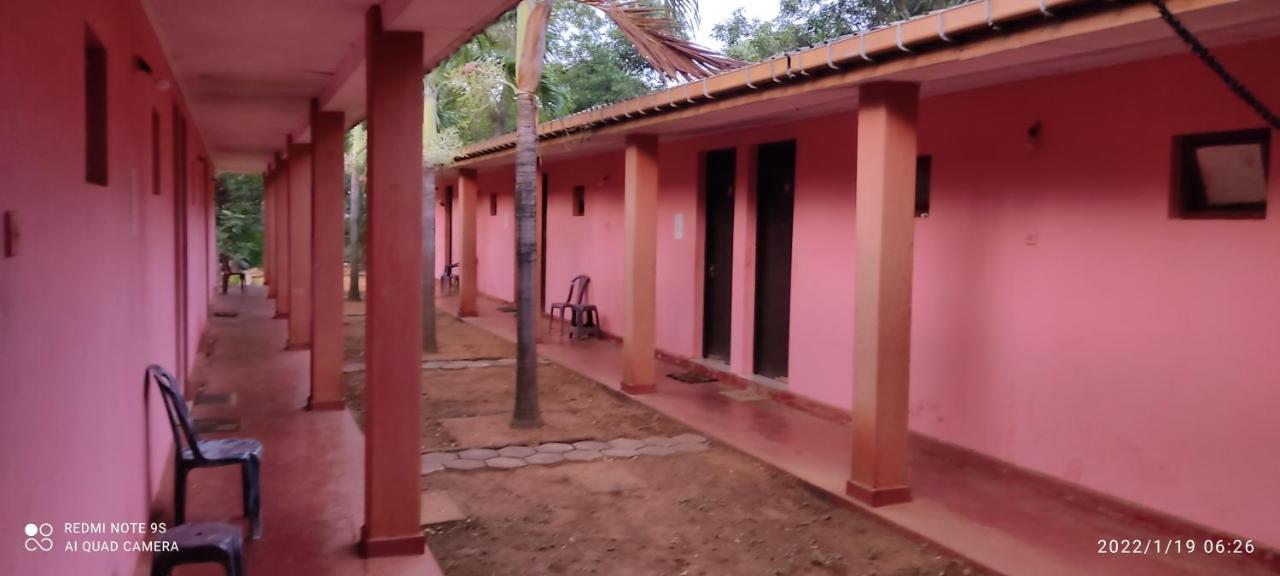 Isuruma Rest Kataragama Bagian luar foto